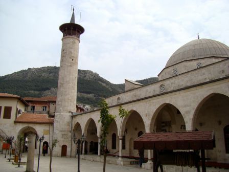 La mosquée d'Antioche avec les montagnes à l'arrière.